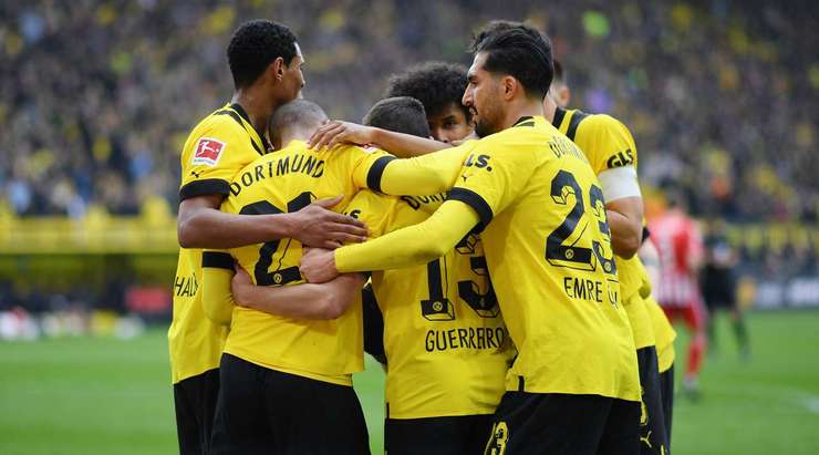 Tỉ số là 1:0! Raphael Guerreiro chuyền bóng cho Donyell Malen (Dortmund) trong vòng cấm, người không bị ai kèm và sút bóng vào nóc lưới.