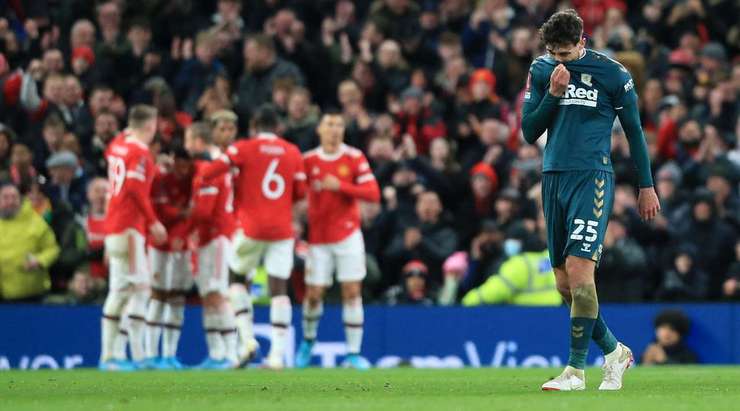 Vào! Jadon Sancho (Manchester United) tung một cú sút trong vòng cấm và pha dứt điểm bị chệch hướng và đi qua thủ môn. 1:0.