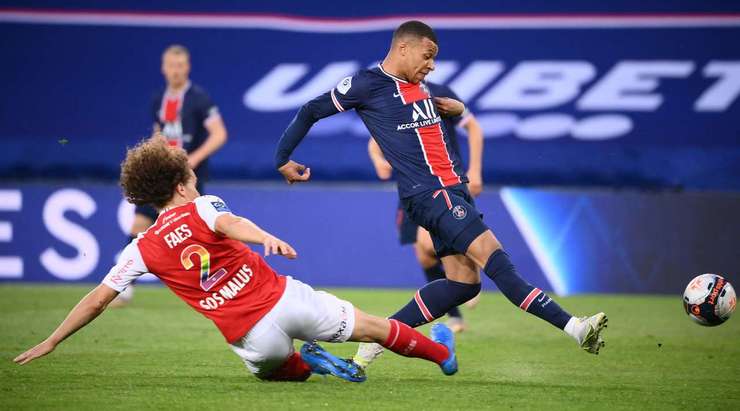 Vào! Một sai lầm từ hàng phòng ngự đã biếu không một cơ hội cho Kylian Mbappe (Paris SG). Cầu thủ này đã rất bình tĩnh và dễ dàng đệm bóng vào lưới từ cự li gần. 2:0.