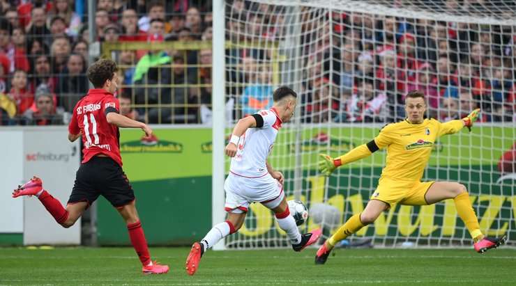 Erik Thommy (Dusseldorf) kết thúc nỗ lực đi bóng đẹp mắt của mình với một cú sút xuất sắc từ trong vòng cấm. Bóng đi vào góc thấp bên trái khung thành và Alexander Schwolow chỉ có thể vào lưới nhặt bóng. Tỉ số là 0:2.