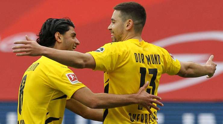 Jadon Sancho chuyền bóng cho Raphael Guerreiro (Dortmund), cầu thủ này nhận bóng và tung một cú sút xuất sắc từ rìa vòng cấm. Pha dứt điểm của anh đi hiểm hóc vào sát cột dọc bên phải. Một bàn thắng tuyệt đẹp! Tỉ số là 0:1.