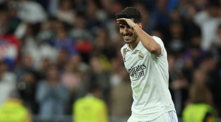 Vào! Vinicius Junior tung một đường chuyền tuyệt vời đến vị trí của Marco Asensio (Real Madrid) trong vòng cấm, và cầu thủ này tận dụng rất tốt cơ hội để dứt điểm gọn gàng vào góc phải khung thành. 1:0.
