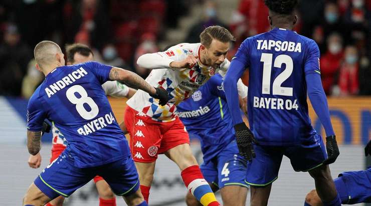 Vào! Marcus Ingvartsen (Mainz) chớp cơ hội sau một tình huống bóng bật ra trong vòng cấm và đánh bại thủ môn với một cú sút vào góc thấp bên phải. Tỉ số đã được nâng lên: 3:2.