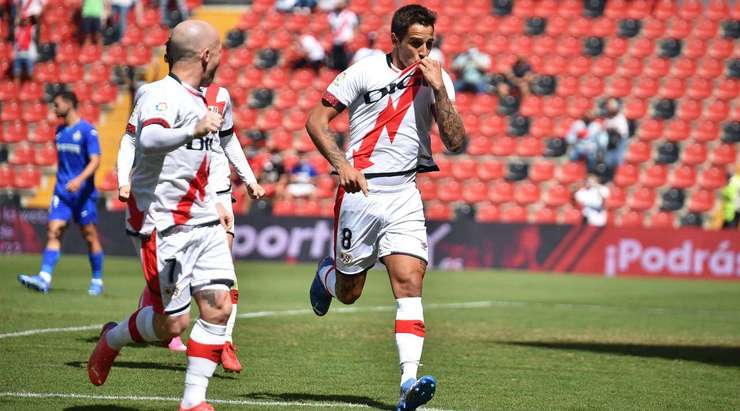 Vào! Oscar Trejo (Rayo Vallecano) giành chiến thắng trên chấm phạt đền bằng một cú sút không thể cản phá, vượt qua tầm với của thủ môn David Soria vào góc thấp bên trái.