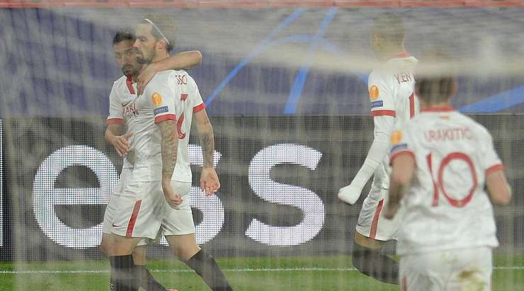 Suso (Sevilla) đón bóng trống trải và từ rìa vòng cấm tung một cú sút bị làm chệch hướng và vượt qua Marwin Hitz không thể làm gì được. 1:0.