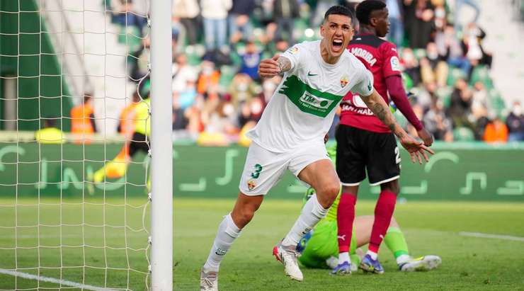 Enzo Roco (Elche) sút bóng như trái phá vào lưới!
