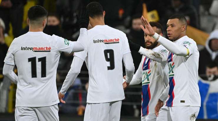 Vào! Nuno Mendes chuyền bóng cho Kylian Mbappe (Paris SG) và cầu thủ này có một cú sút bị bị đổi hướng ngay trong vòng cấm, khiến thủ môn Romain Samson không thể làm gì được. 0:1.
