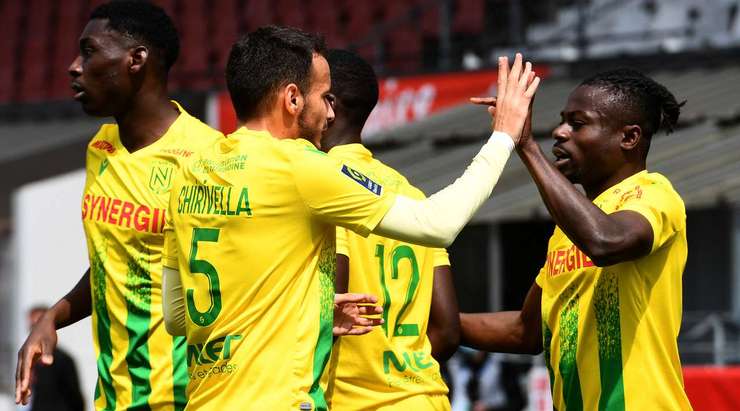 Vào! Moses Simon (Nantes) sút bóng bật ra vào góc phải phía dưới sau khi bóng đến chỗ anh ấy trong vòng cấm. Tỉ số là 0:1.