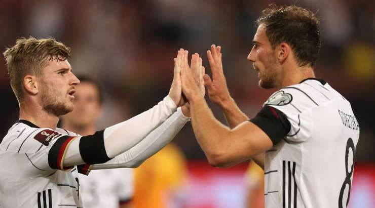 VÀO! Một quả tạt vào vòng cấm được đánh đầu xuống đất bởi Leon Goretzka và Timo Werner (Đức) xuất sắc đón bóng và sút thành bàn. 4:0.