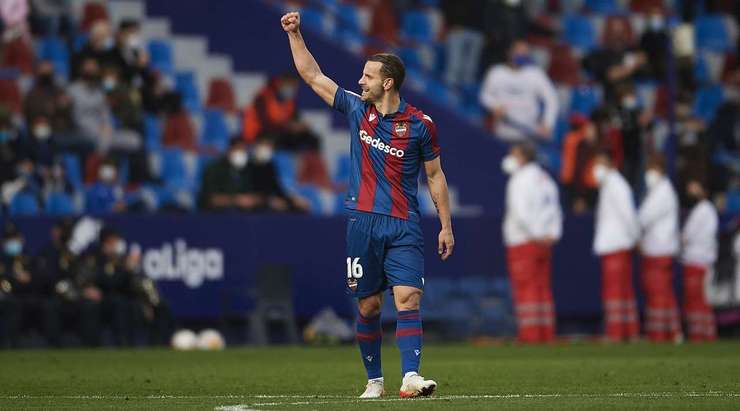 Một đường chuyền xé toang hàng phòng ngự đưa bóng đến chân Roberto Soldado (Levante) trong vòng cấm và cầu thủ này đã không bỏ lỡ cơ hội, anh sút bóng qua người thủ môn vào lưới.