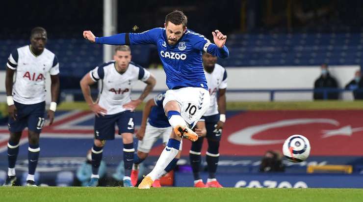 Vào! Gylfi Sigurdsson (Everton) giành chiến thắng trên chấm phạt đền bằng một cú sút không thể cản phá, vượt qua tầm với của thủ môn Hugo Lloris vào góc thấp bên phải.