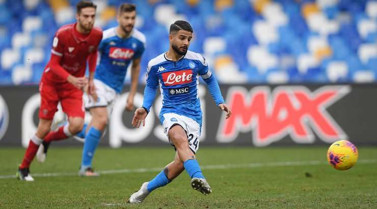 Vào! Lorenzo Insigne (Napoli) giành chiến thắng trên chấm phạt đền bằng một cú sút không thể cản phá, vượt qua tầm với của thủ môn Andrea Fulignati vào góc phải khung thành.