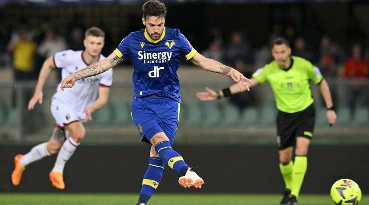 Vào! Simone Verdi (Verona) tinh quái dừng lại một nhịp trước khi sút, chờ cho thủ môn Lukasz Skorupski đổ người trước khi bình tĩnh đưa bóng vào góc thấp bên trái.