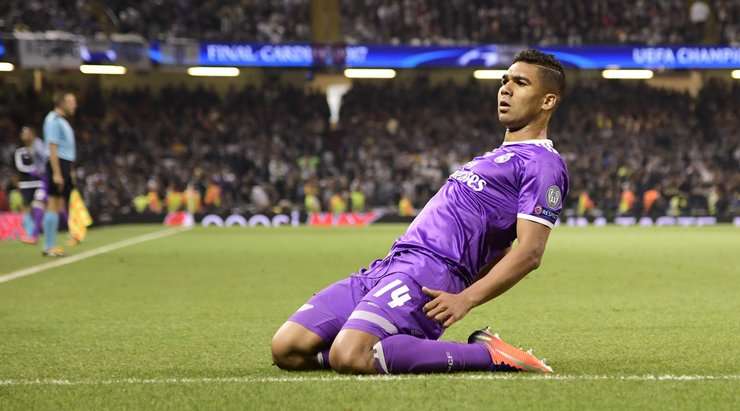 VÀO 1:2! Casemiro (Real Madrid) tung một cú sút từ xa và bóng bị đổi hướng, khiến thủ môn Gianluigi Buffon không kịp trở tay.