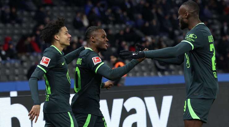 Một màn trình diễn kỹ thuật thú vị! Ridle Baku (Wolfsburg) đón một quả tạt ngay bên ngoài vòng 16m50 và tung một cú sút búa bổ vào góc thấp bên phải. Phải công nhận rằng kỹ thuật dứt điểm của anh là rất tốt.