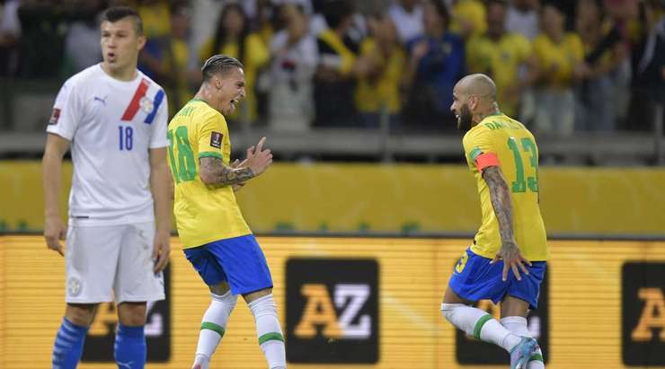 Antony (Brazil) nhận bóng trong vòng cấm, anh xoay trở rất nhanh nhẹn và dễ dàng găm bóng vào sát mép trong cột dọc bên trái.