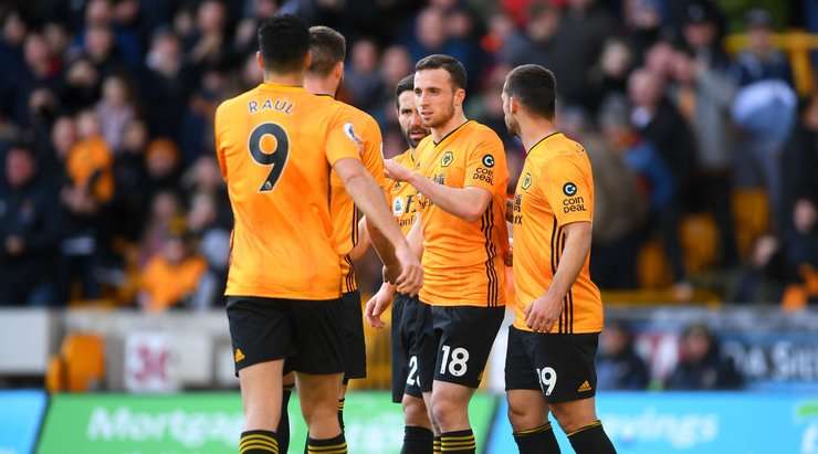Vào! Matt Doherty nạp đạn cho Diogo Jota (Wolves) ở một vị trí bên trong vòng cấm, và cầu thủ này đã giữ được cái đầu lạnh để sút chìm vào chính giữa khung thành, đưa bóng nằm gọn trong lưới. Tỉ số là 1:0.