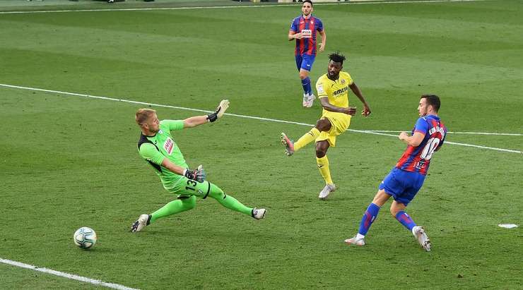 Andre-Frank Zambo Anguissa (Villarreal) khống chế bóng gọn gàng từ một đường chuyền sắc bén tại rìa vòng cấm và tung cú sút căng đi chìm vào chính giữa khung thành.