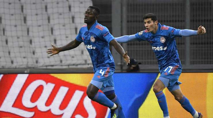 Vào - 0:1! Mady Camara (Olympiakos Piraeus) tung một cú sút từ rìa vòng cấm và ghi bàn vào góc trái phía trên. Marious Vrousai kiến tạo thành bàn.