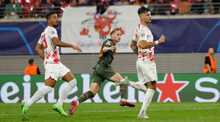 VÀO! Georgiy Sudakov có bóng tại một khu vực trống trải sau một pha phản công thần tốc. Anh quan sát nhanh như dân trộm xe chuyên nghiệp và chọc khe cho Mykhailo Mudryk (Shakhtar), để rồi bóng được dứt điểm gọn gàng từ cự ly gần vào lưới. 1:3 rồi các bạn ơi.