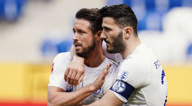 Mark Uth (Schalke) đón một đường chuyền trong vòng cấm và ghi bàn với một cú sút mạnh vào góc thấp bên phải. Thủ môn đã không thể làm gì được.