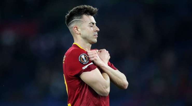 Vào! Tammy Abraham thực hiện một quả tạt vào vòng cấm và kiến tạo thành công cho Stephan El Shaarawy (AS Roma), người đã đón bóng và dứt điểm gọn gàng vào góc thấp bên trái khung thành. Tỉ số đã được nâng lên 1:0.