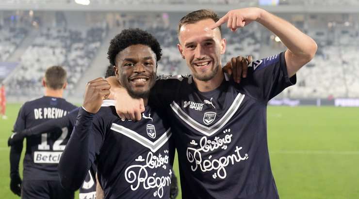 Vào! Đường kiến tạo xuất sắc của Vukasin Jovanovic mở ra rất nhiều khoảng trống cho Josh Maja (Bordeaux) ở ngoài rìa vòng cấm. Quan sát thấy thủ môn đang lên cao, cầu thủ này lạnh lùng tỉa bóng chính xác vào góc trên bên trái khung thành. Tỉ số là 3:0.