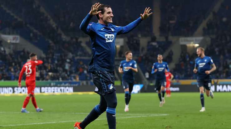 Sebastian Rudy (Hoffenheim) lấy bóng bật ra từ vòng cấm và tung một cú sút tuyệt vời, đánh bại thủ môn.
