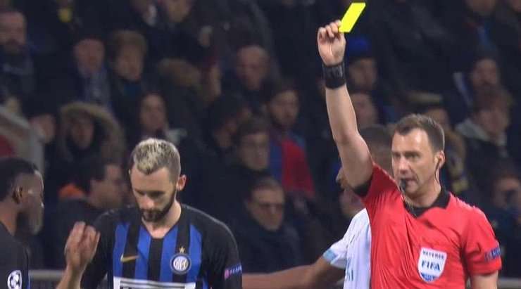 Marcelo Brozovic (Inter) bị phạt một chiếc thẻ vàng. Trọng tài không hề khoan dung với anh ấy.