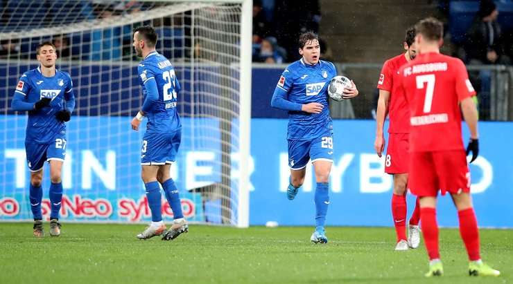 Vào! Robert Skov (Hoffenheim) thể hiện nền tảng kỹ thuật tuyệt vời của mình với một cú sút một chạm từ ngay bên ngoài vòng cấm, bóng đi vào góc thấp bên phải khung thành. Tỉ số là 1:1.