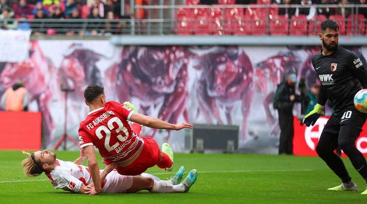 Một bàn thắng đẹp mắt! Timo Werner chuyền bóng cho Kevin Kampl (RB Leipzig), người đang đứng ở một vị trí trống trải trong vòng cấm để cầu thủ này có một cú sút một chạm, đưa bóng vòng qua người thủ môn Tomas Koubek và đi vào góc phải khung thành. Tỉ số là 1:1.