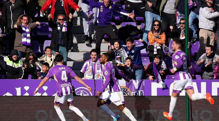 Vào! Cyle Larin (Valladolid) ghi bàn với một cú sút tuyệt vời vào nóc lưới sau khi được giải thoát trong vòng cấm bởi một đường chuyền bổng xuất sắc từ Darwin Machis. Tỉ số bây giờ là 1:0.