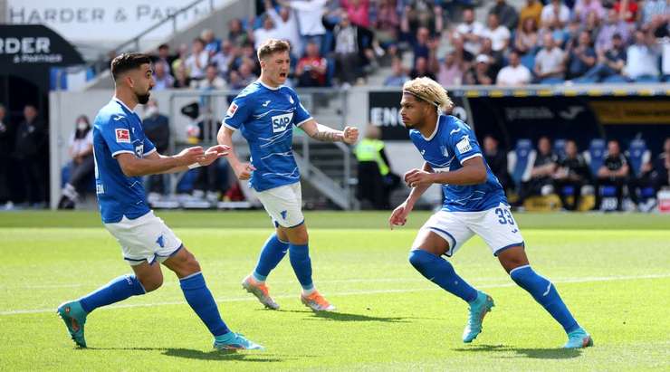 Tỉ số là 1:0! Christoph Baumgartner chuyền bóng cho Georginio Rutter (Hoffenheim) trong vòng cấm, người không bị ai kèm và sút bóng vào góc trái phía dưới.