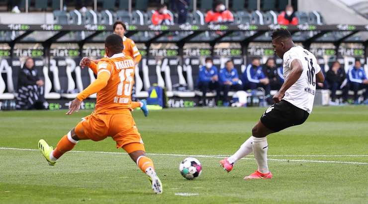 Vào! Stefan Lainer chuyền bóng cho Breel Embolo (B. Monchengladbach) và cầu thủ này có một cú sút bị bị đổi hướng ngay trong vòng cấm, khiến thủ môn Stefan Ortega không thể làm gì được. 1:0.