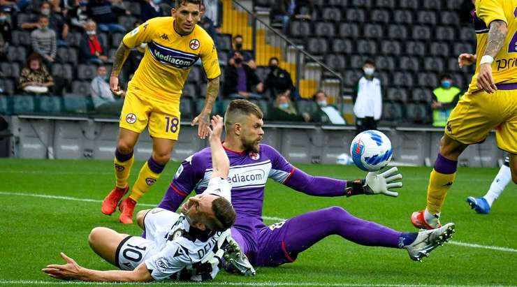 Chỉ một chút lơi là của các hậu vệ đối phương và Gerard Deulofeu (Udinese) lập tức có một pha dứt điểm từ trong vòng cấm. Đó là một cú sút đẹp mắt về phía góc thấp bên phải, nhưng thủ môn Bartlomiej Dragowski đã từ chối nỗ lực của anh với một tình huống cản phá tốt.