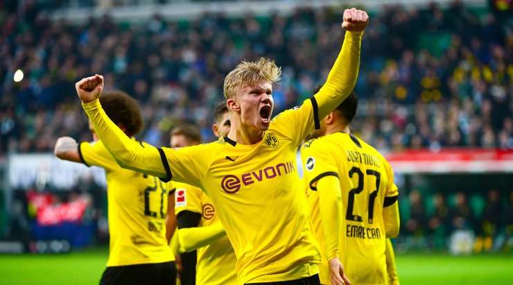 Vào! Erling Haaland (Dortmund) nhận một đường chuyền ngắn rất vừa tầm từ Achraf Hakimi ở một vị trí bên trong vòng cấm, anh lách người và tung một cú sút không thể cản phá vào góc trên bên phải khung thành. Tỉ số là 0:2.