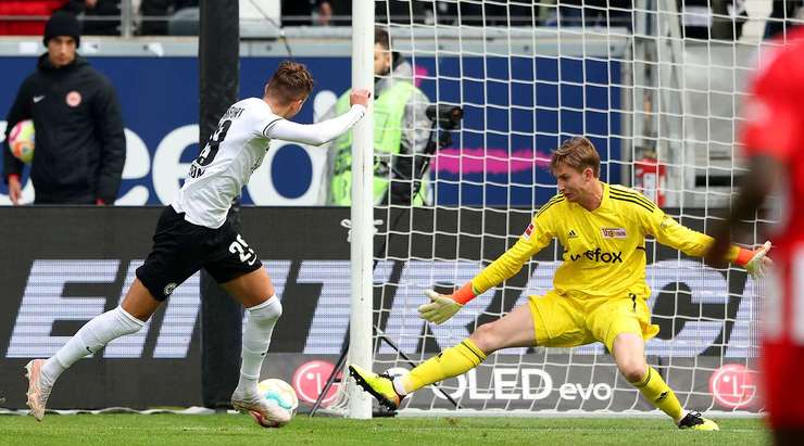 Vào! Một sai lầm từ hàng phòng ngự đã biếu không một cơ hội cho Jesper Lindstrom (Eintracht Frankfurt). Cầu thủ này đã rất bình tĩnh và dễ dàng đệm bóng vào lưới từ cự li gần. 2:0.