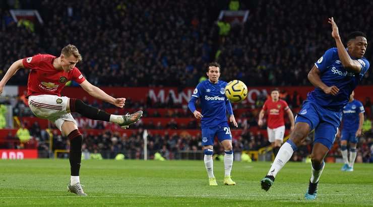Một quả tạt vào vòng cấm không thành công của Scott McTominay (Manchester United). Hàng phòng ngự đối phương đã phá bóng ra xa một cách an toàn.
