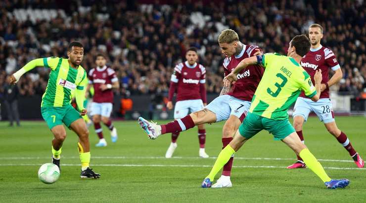 Vào! Manuel Lanzini thể hiện nhãn quan chiến thuật tuyệt vời bằng một đường chuyền tinh quái bên trong vòng cấm. Gianluca Scamacca (West Ham) cũng đã hoàn thành tốt phần việc của mình với cú sút một chạm, đưa bóng đi chìm vào chính giữa khung thành. 1:0.