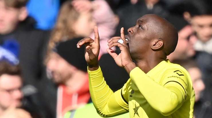 Vào! Yoane Wissa (Brentford) sút bóng bật ra vào phía trong cột dọc bên trái sau khi bóng đến chỗ anh ấy trong vòng cấm. Tỉ số là 1:4.