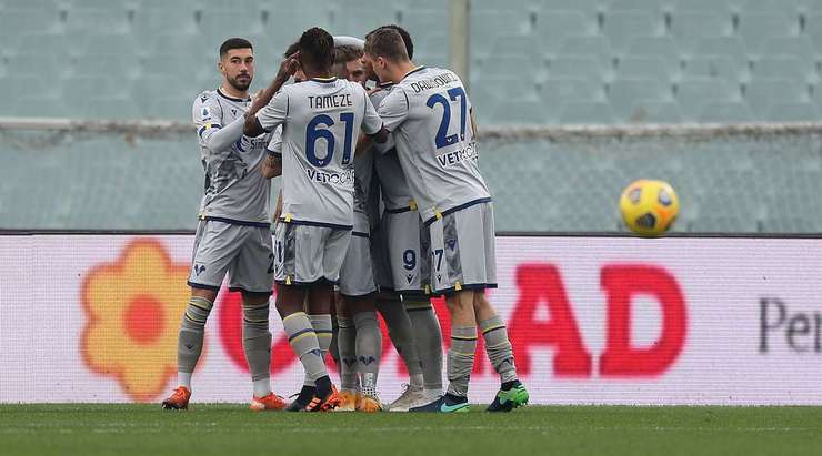 Vào! Miguel Veloso (Verona) sút bóng vào góc thấp bên phải khung thành, vượt qua tầm với của Bartlomiej Dragowski dù thủ môn đã đổ người hết cỡ.