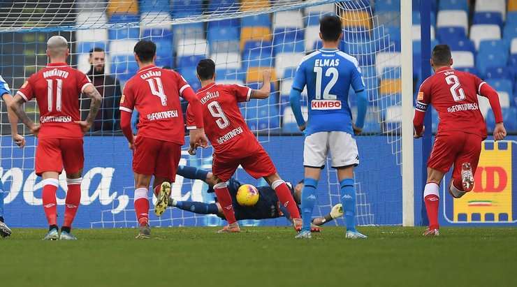 Pietro Iemmello (Perugia) bỏ lỡ một cơ hội ngon ăn để ghi bàn! Anh ấy sút phạt đền vào góc phải phía dưới, nhưng nó không đủ để đánh bại David Ospina người dễ dàng ngăn chặn pha dứt điểm.