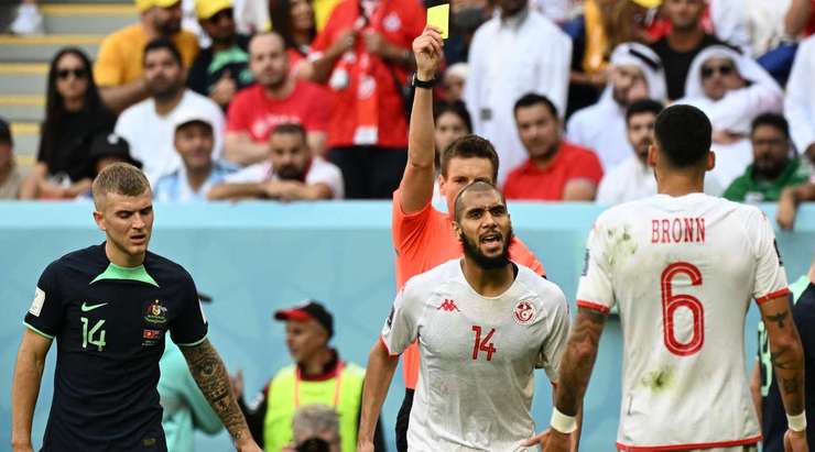 Aissa Laidouni (Tunisia) phạm lỗi và anh phải nhận một tấm thẻ vàng.