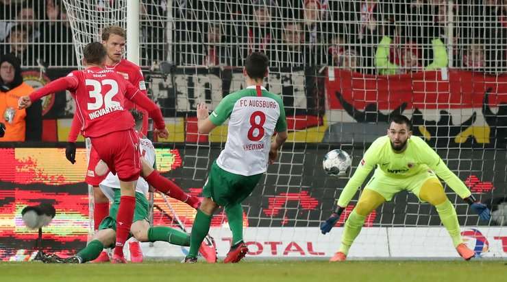 Robert Andrich thực hiện một đường chuyền sắc như dao cạo và Marcus Ingvartsen (Union Berlin) đã thoát xuống, tung một cú sút chìm từ rìa vòng cấm làm tung lưới khung thành đối phương! Bóng đập cột dọc bên phải vào lưới, khiến thủ môn không kịp trở tay. Tỉ số là 2:0!