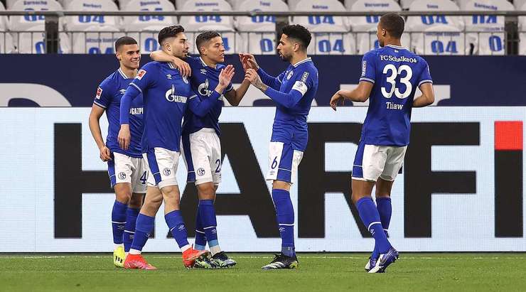 Vào 1:0! Suat Serdar (Schalke) đệm bóng thành bàn từ cự li gần sau khi bóng bật ra tới hướng di chuyển của anh ấy.