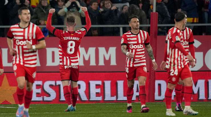 VÀO! Một quả tạt vào vòng cấm được đánh đầu xuống đất bởi Rodrigo Riquelme và Viktor Tsygankov (Girona) xuất sắc đón bóng và sút thành bàn. 3:0.