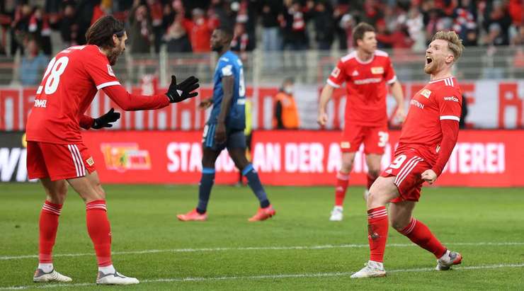 Andreas Voglsammer (Union Berlin) bật cao đón quả tạt trong vòng 5m50 và cú đánh đầu tốt của anh ấy đập phần trên cột dọc bên trái vào lưới.