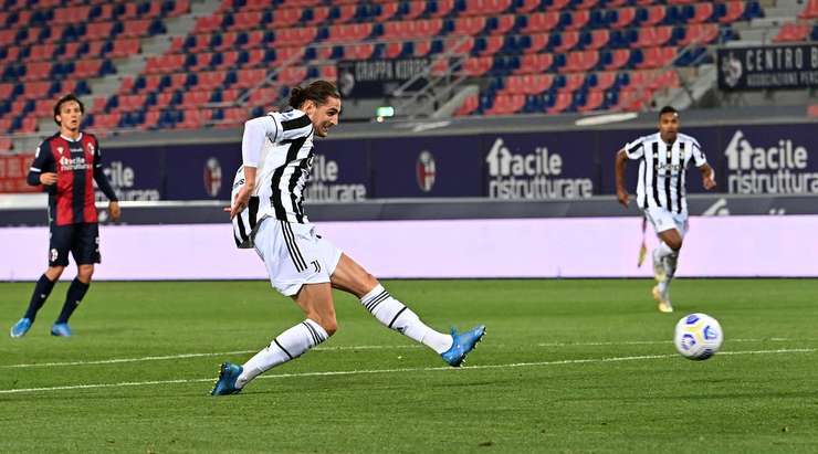 Một bàn thắng đồng đội tuyệt vời! Adrien Rabiot (Juventus) được giải thoát trong vòng cấm bởi Dejan Kulusevski và không mắc một sai lầm nào với một pha dứt điểm tốt vào góc trái phía dưới. 0:3.