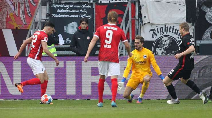 Vào! Đường kiến tạo của Roland Sallai đặt Vincenzo Grifo (Freiburg) vào một vị trí rất thoáng, đối diện với thủ môn. Cầu thủ này dứt điểm nhanh bằng một cú sút hiểm hóc từ bên trong vòng cấm, đưa bóng vào góc thấp bên phải khung thành. Tỉ số là 0:1.