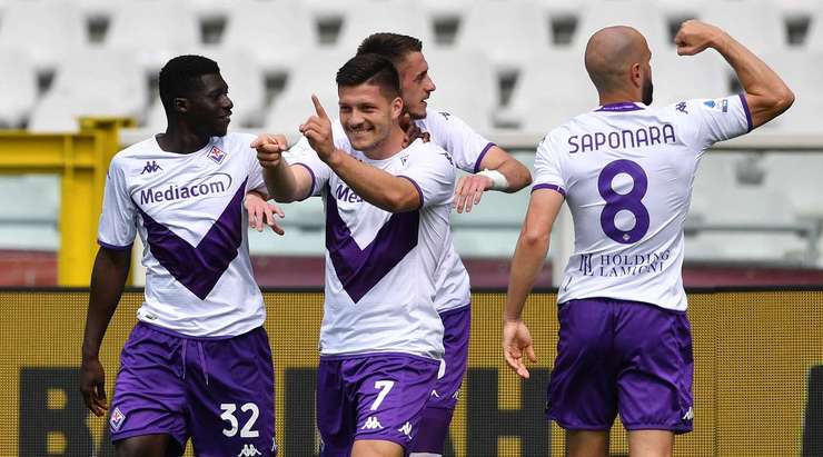 Vào rồi! Luka Jovic (Fiorentina) nâng tỉ số lên 0:1 bằng cú đánh đầu từ cự ly gần ghim quả bóng vào góc thấp bên phải khung thành sau đường căng ngang kiến tạo của Cristian Kouame.